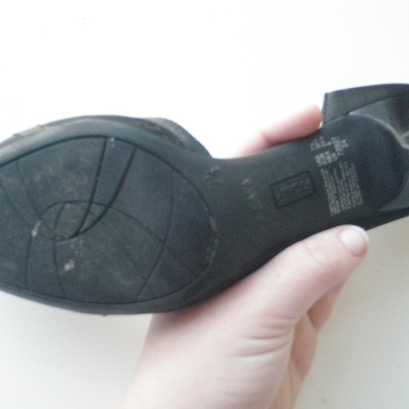 Black Heels w/ Rose on Toe - Picture 3 of 5